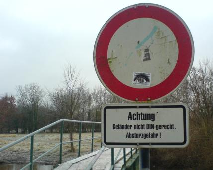 Achtung. Gelnder nicht DIN-gerecht. Absturzgefahr!